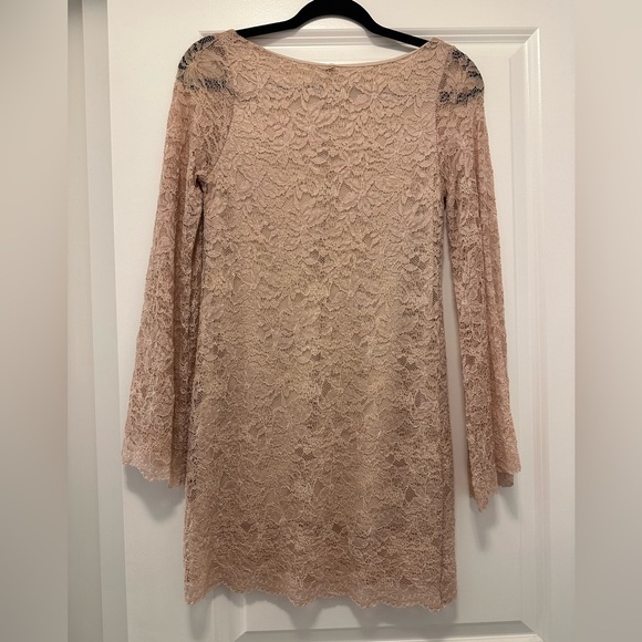 Lace mini dress with flared sleeves - nude - Picture 2 of 4